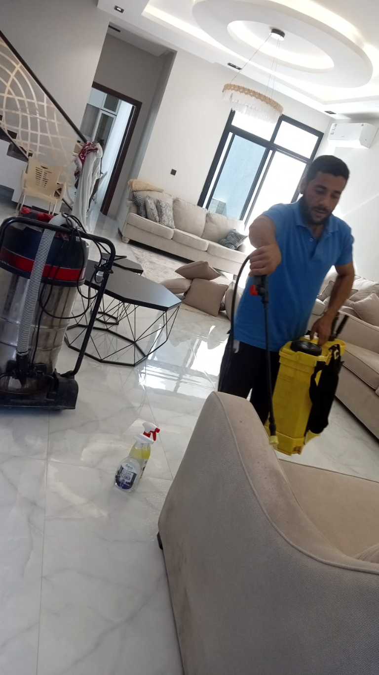 فريق سادن كلين ينظف كنب مجلس في الرياض
